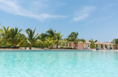 Las Brujas, Cayo Santa Maria, Küba, 15 Temmuz 2023, güneşli ve güneşli bir günde arka planda dinlenen insanların bulunduğu geniş, geniş, güzel ve lüks bir yüzme havuzu manzarası.