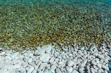 Bruce Peninsula, Ontario, Kanada, güzel bir çakıl taşı manzarası, kristal berrak sudaki taşlar, arka plan 