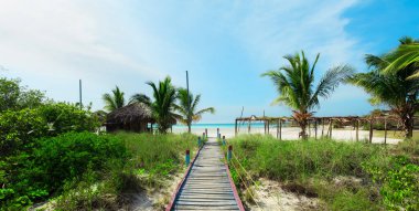 Cayo Coco, Küba, Sol Cayo Coco, muhteşem otel manzarası, kumsal ve okyanus manzarası mavi gökyüzü arka planı, gün batımı zamanı, seyahat tatili