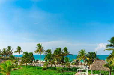 Cayo Coco, Küba, Sol Cayo Coco, 10.2024, muhteşem otel manzarası, kumsal ve okyanus manzarası mavi gökyüzü arka planı, gün batımı zamanı, seyahat tatili