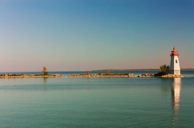 muhteşem manzara manzarası göldeki küçük bir adada duran eski bir ışıkevi, günbatımı zamanı, sonbahar sezonu, seyahat, tatil geçmişi 