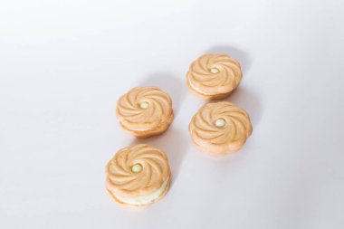 Gri, mavimsi arka planda yeni desteklenmiş lezzetli kurabiyelerin güzel yakın plan görüntüsü.