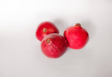 Gri arka planda izole edilmiş taze aperatif kırmızı nar meyvelerinin muhteşem, güzel manzarası.