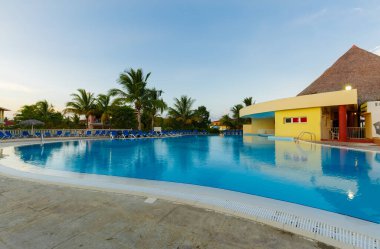 26 Haziran 2016, Memories Caribe, Küba, yüzme havuzu barı, sabahın erken saatlerinde. Güzel bir tatil geçmişi. Cayo Coco, Küba, Plaj tatil köyü, sabahın erken saatlerinde yüzme havuzu barı