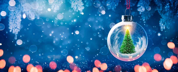 Skleněná Ozdoba Stromem Zavěšeným Borovicové Větvi Rozostřenými Světly Vánoce — Stock fotografie
