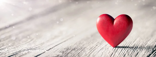 Dia Dos Namorados Coração Madeira Vermelho Único Tabela Branca Com — Fotografia de Stock