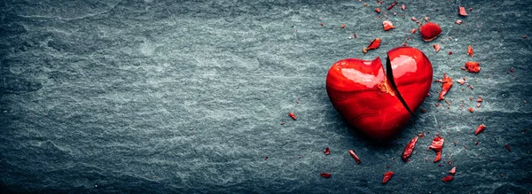 Coração Vidro Vermelho Deitado Quebrado Chão Pedra Fria Problemas Relacionamento — Fotografia de Stock