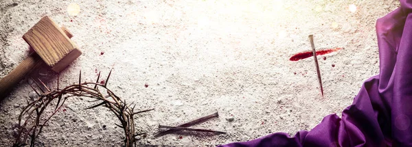 ハンマー 紫色のローブの冠を持つ汚れの床を避けるために血と爪で作られた十字架 イエス キリストの十字架 — ストック写真