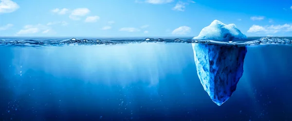 冷蓝水中冰山的全景视角 风险与隐藏的危险概念 — 图库照片