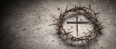 Paslı çivilerden haç, dikenli taç ve kan damlacıklarıyla taş zeminde çarmıha gerilme ve diriliş konsepti.