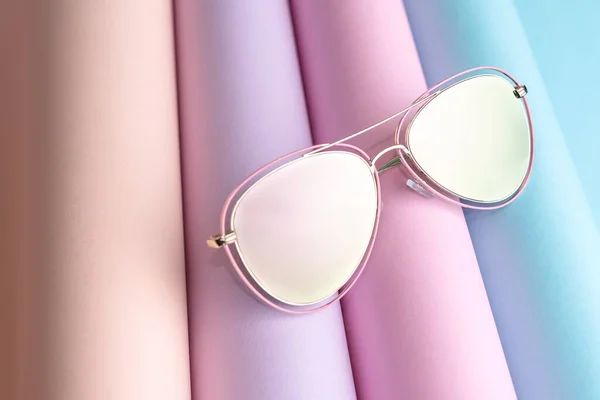 Fashion Pink Sunglasses Put Colorful Paper Background — Stock Photo, Image