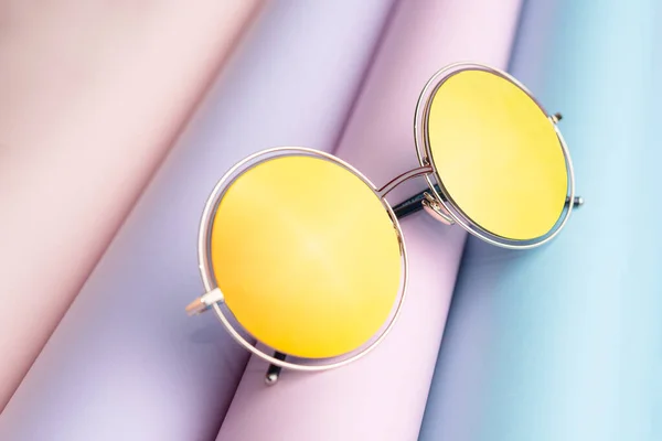 Мода Сонцезахисних Окулярів Жовтим Лінзою Одягненим Барвистий Паперовий Фон — стокове фото