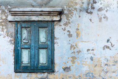 Çatlak betonu olan eski ahşap pencere.