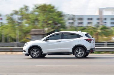 Samut Sakhon, Tayland - Nisan 2021: Honda HR-V, RamaII Yolu 'nun arka planında hızlı giden beyaz araba, 10 Nisan 2021' de, Samut Sakhon, Tayland.