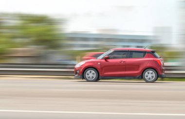 Samut Sakhon, Tayland - Nisan 2021: SUZUKI Swift, RamaII Yolu 'nda hızlı giden kırmızı araba, 10 Nisan 2021 tarihinde, Samut Sakhon, Tayland.