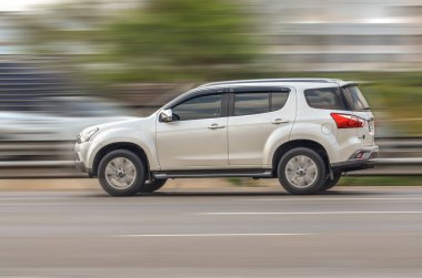Samut Sakhon, Tayland - Nisan 2021: ISUZU MU-X, 10 Nisan 2021 'de Tayland' da Samut Sakhon 'da, RamaII Yolu' nda bulanık arka planda sürat yapan beyaz araba.