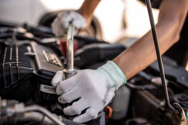 Otomobil bakım ve garaj servisi kavramlarında otomatik mekanik uzmanlığı.