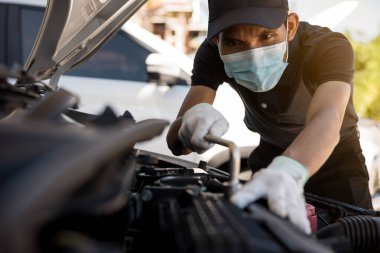 Bir araba tamirhanesinde oto tamirci motoru..