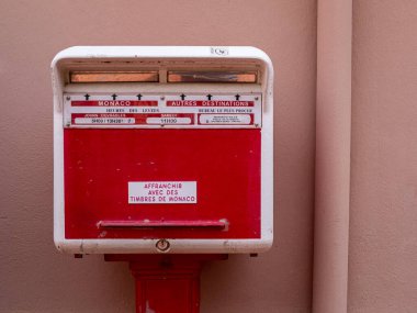 Menton, Fransa - 3 Mayıs 2022: Monako Prensliği 'nin tipik pembe ve kırmızı posta kutusu..