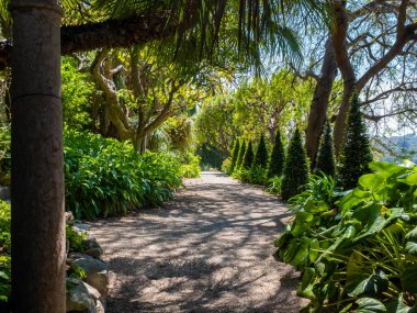 Saint-Jean-Cap-Ferrat - 3 Mayıs 2022: Villa Ethe Rothschild 'deki bahçe sokaklarından biri. Güneşli bir bahar gününde hiç kimse olmadan çekilmiş.