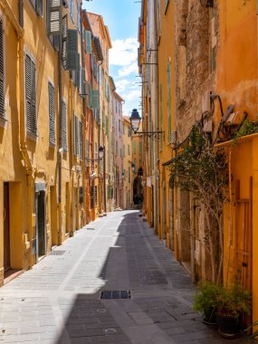 Eski Menton, Fransa 'nın renkli düz bir caddesinde hiç insan yok. Güneşli bir bahar gününde çekilmiş.