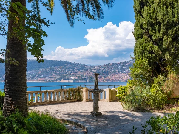 Saint-Jean-Cap-Ferrat - 3 Mayıs 2022 Villefranche-sur-Mer Villa Eyfussi de Rothschild bahçesinden görüldü. Güneşli bir bahar gününde hiç kimse olmadan çekilmiş.