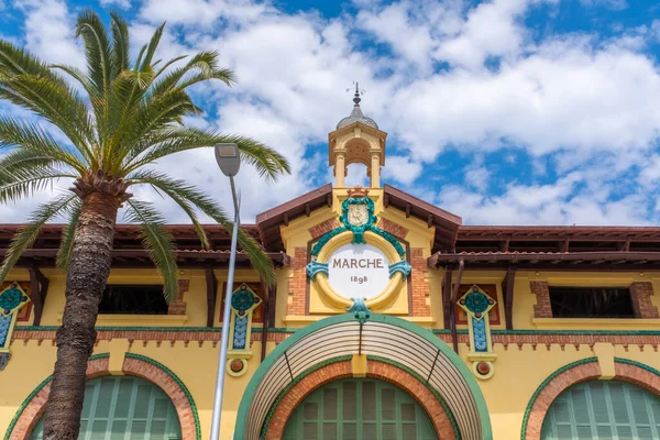 Menton, Fransa 'nın geleneksel gıda pazarının renkli yeni sanat girişi. Güneşli bir bahar gününde çekilmiş.