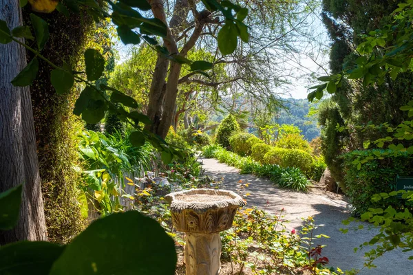 Saint-Jean-Cap-Ferrat - 3 Mayıs 2022: Villa Ethe Rothschild 'deki bahçe sokaklarından biri. Güneşli bir bahar gününde hiç kimse olmadan çekilmiş.