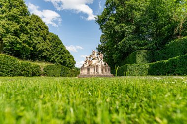 Maincy, Fransa - 21 Mayıs 2022: Fransız klasik bahçesinde (Vaux-le-Vikont) görülen bir heykel. Fotoğraf, güneşli bir yaz gününün erken saatlerinde çekildi..