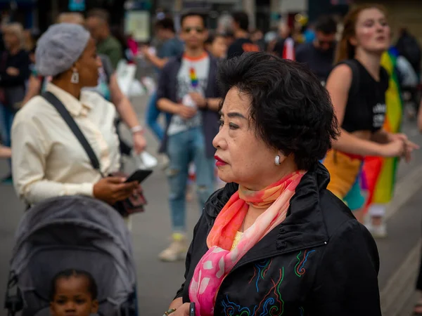 Starší Asijská Žena Pařížské Gay Hrdosti 2022 Nedívá Kamery Sobě Stock Fotografie