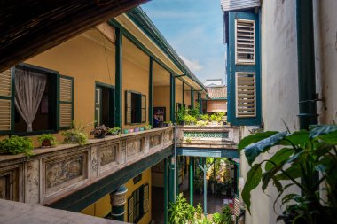 Medan, Endonezya - 21 Temmuz 2022: Bir miras evinin balkonu. İnsansız, bulutlu bir günde çekildi..