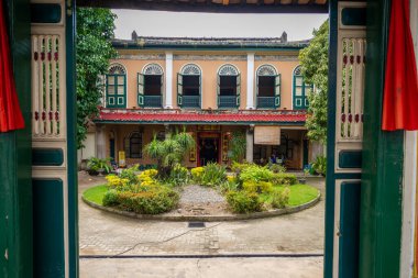 Medan, Endonezya - 21 Temmuz 2022: Bir miras evinin ana girişi. İnsansız, bulutlu bir günde çekildi..