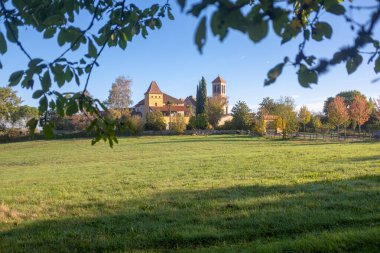 Fransa 'nın Figeac yakınlarındaki Saint-Jean-Mirabel köyünün manzarası güneşli bir sonbahar sabahında çekildi.