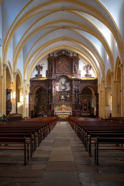 Fransa 'nın Figeac kentindeki Notre Dame du Puy kilisesinin iç mimari çekimi.