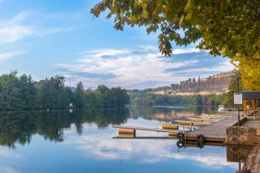 Cajarc, Güneybatı Fransa 'dan çok sayıda nehir, güneşli bir sonbahar sabahı insansız bir şekilde ele geçirildi.