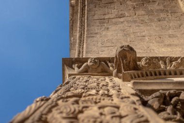 Moissac Abbey Portico, Fransa 'nın cehennem tarafının sığ bir alan derinliği ile yakın plan görüntüsü.