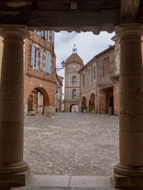 Auvillar, Fransa 'da Camino de Santiago yolunda kaldırımlı bir cadde. İnsansız, bulutlu bir sonbahar gününde çekildi.