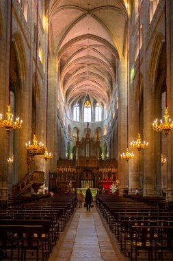 Auch, France - 5 Kasım 2022: Fransa 'daki Auch Katedrali' nin ana koridorda bazı tanınmayan insanların oturduğu ve yürüdüğü yer