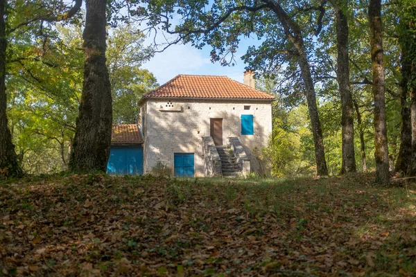 Uma Casa Pedra Isolada Com Persianas Azuis Fechadas Bosque Carvalho — Fotografia de Stock