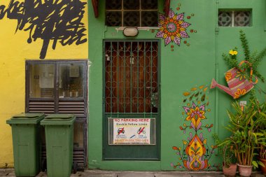 Kampong Glam, Singapur - 19 Aralık 2022: Kampong 'un Müslüman semtinin arka sokaklarının isimsiz sanat eserleri, insanların olmadığı bir su bidonuyla sulanan çiçekleri temsil ediyor