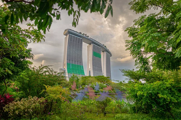 Una Vegetazione Incorniciata Vista Del Complesso Marina Bay Sands Foto — Foto Stock