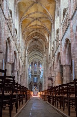 Treguier 'in Saint-Tugdual katedralinin ana güvertesinin iç manzarası. İnsansız.