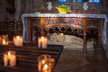 Treguier 'in Saint-Tugdual katedralindeki bir mezar heykelinin içerisi. İnsansız.