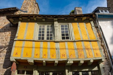 Treguier, Brittany 'deki sarı kereste çerçeveli eve yakın çekim, güneşli bir yaz öğleden sonra hiç kimse olmadan çekildi.