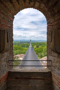Carcassonne civarındaki kırsal bölge Carcassonne Kalesi 'nin penceresinden alındı, güneşli bir bahar gününde hiç insan olmadan alındı.