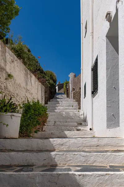 İspanya, Kadavra 'da halka açık adımlar, güneşli bir bahar gününde hiç insan olmadan atıldı..