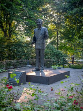 Kanada 'nın Quebec kentinde yer alan eski başbakan Robert Bourassa' nın heykeli güneşli bir yaz öğleden sonra hiç insan olmadan çalındı.