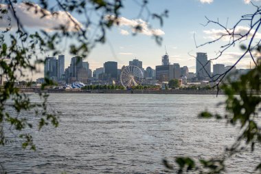 St. Helen Adası 'ndan Montreal' in şehir merkezinin yeşillikleriyle çerçevelenmiş. Güneşli bir yaz gününde hiç kimse olmadan çekilmiş.
