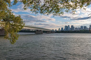 St. Helen 's Island' dan Montreal 'in Concord Köprüsü manzarası. Güneşli bir yaz öğleden sonra çekildi.