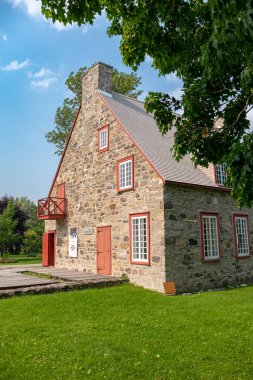 Kanada 'nın Quebec kentindeki Deschambault-Grondines kasabasında bulunan eski bir Kanada geleneksel taş evi.